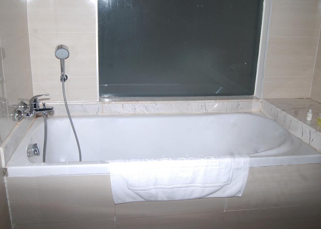 Man Myanmar Hotel Naypyidaw Zimmer foto